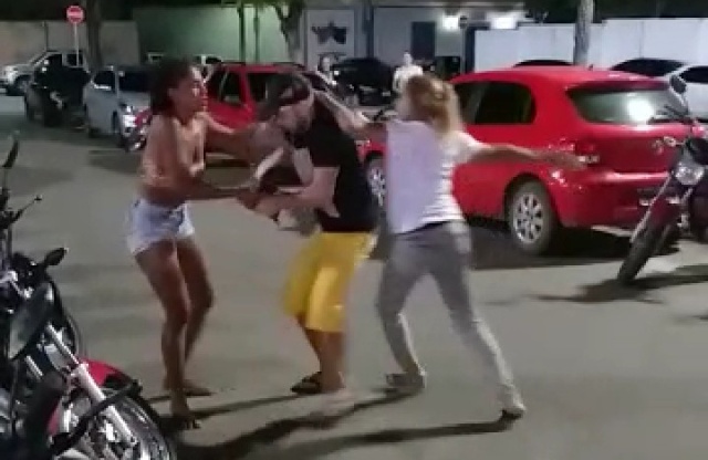 Duas mulheres e um homem se envolvem em briga na Praça do Rosário em Campo Maior 